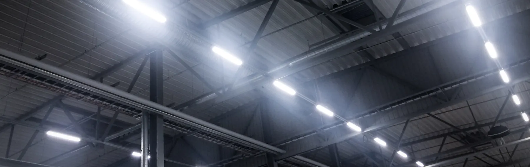 Hal verlicht met Pacifium LED-lichtlijnen
