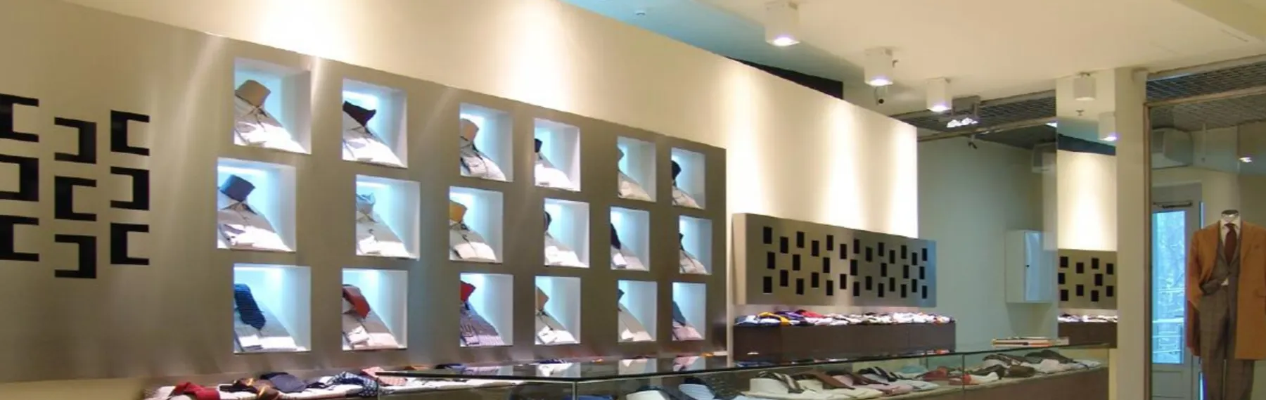 Winkelinterieur met lineaire LED-verlichting